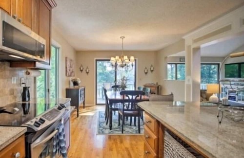 North Shore Casa | Got It All - 3 Kayaks, 1 Canoe, Hot Tub, Wifi, Ping Pong, Sandy beach, Firepit.