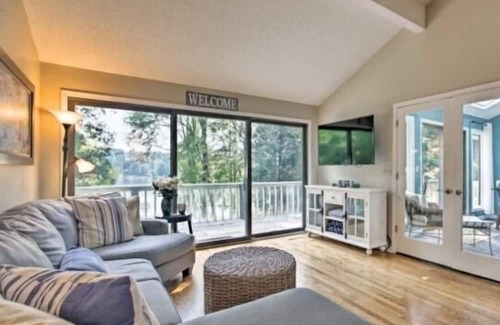 North Shore Casa | Got It All - 3 Kayaks, 1 Canoe, Hot Tub, Wifi, Ping Pong, Sandy beach, Firepit.