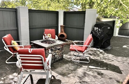 Westcliffe Casa | Amplia suite de lujo y patio, Ravens Off Main Street Starry Nights- Walk Town