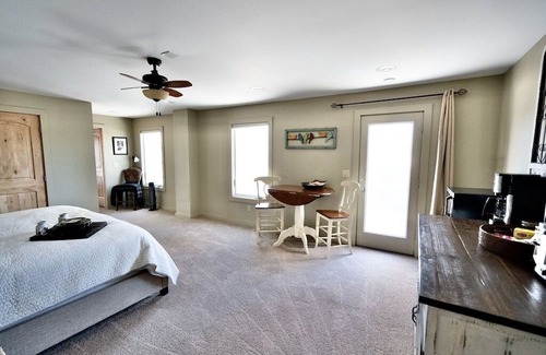Westcliffe Casa | Amplia suite de lujo y patio, Ravens Off Main Street Starry Nights- Walk Town