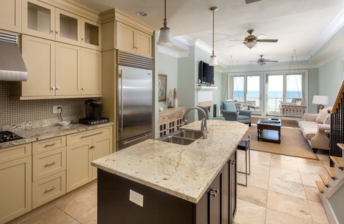 Folly Beach Condominio | BEACHFRONT, Rooftop Deck, 360-Degree Views
