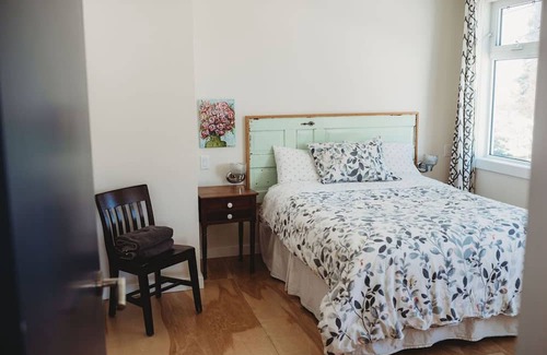 Vernon Casa | Orchard house in BX close to Vernon, on hiking trails, close to skiing.