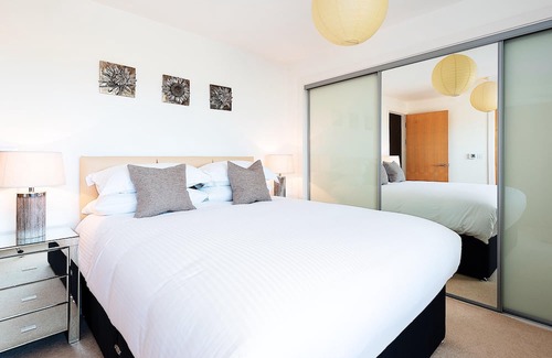Lusty Glaze Apartamento | 2 Bolowthas Court-Spacious apartment close to beaches, parking, coastal and sea views.