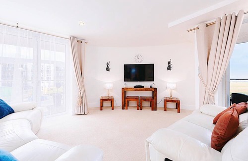 Lusty Glaze Apartamento | 2 Bolowthas Court-Spacious apartment close to beaches, parking, coastal and sea views.