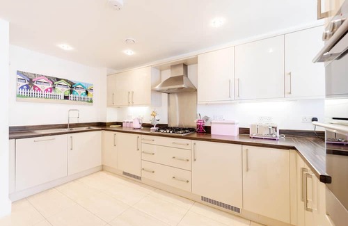 Lusty Glaze Apartamento | 2 Bolowthas Court-Spacious apartment close to beaches, parking, coastal and sea views.