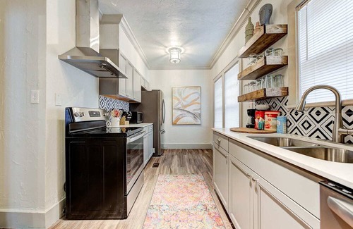 Lincoln Terrace Casa | Entire Lincoln Lodge–by OU Med, Bricktown, Arena