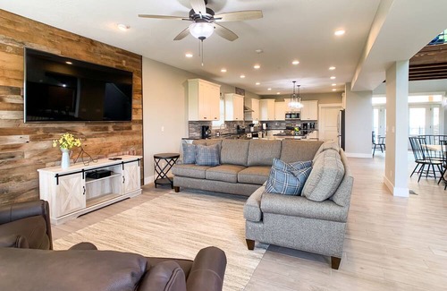 Table Rock Casa | Private heated Swim/Spa. Indoor and outdoor community pool.