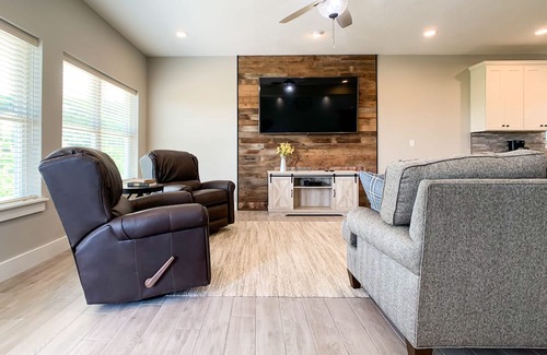 Table Rock Casa | Private heated Swim/Spa. Indoor and outdoor community pool.