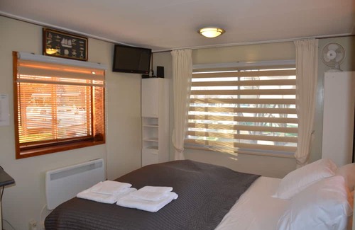 Schoorldam Casa | Idyllic holiday home in a beautiful location in a small harbor, Wifi