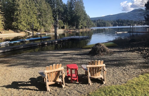 Sproat Lake Casa | Lakefront Sproat Lake. Full South Exposure: Large Beach