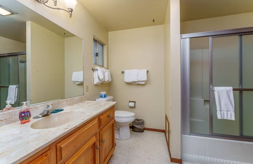 Yosemite West Casa | Esta casa es una de 3 pisos, dúplex de 4 dormitorios con una unidad de baño 3 dormitorios 2 en el nivel superior, y un ...