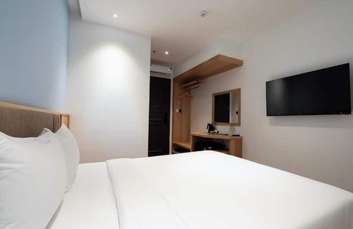 District 4 Hotel | Haven Hut Riverside Hotel