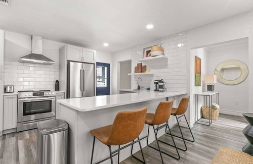 Courier City - Oscawana Apartamento | NEW Soho Sanctuary - Gorgeous Apartment Steps to S Howard Ave With Fenced Yard