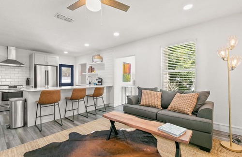 Courier City - Oscawana Apartamento | NEW Soho Sanctuary - Gorgeous Apartment Steps to S Howard Ave With Fenced Yard
