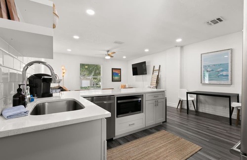 Courier City - Oscawana Apartamento | NEW Soho Sanctuary - Gorgeous Apartment Steps to S Howard Ave With Fenced Yard