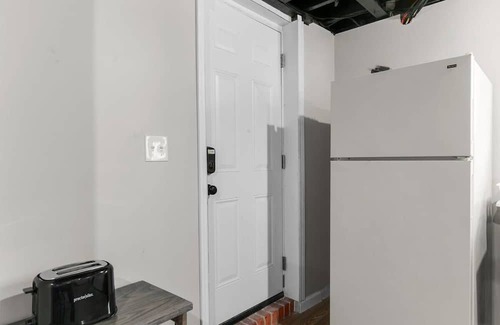 New Castle Apartamento | Broadmoor Bungalow - Unit B