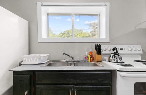 New Castle Apartamento | Broadmoor Bungalow - Unit B