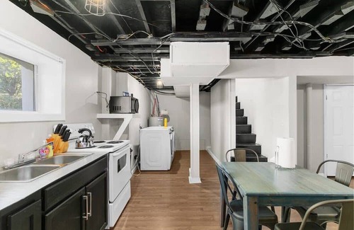 New Castle Apartamento | Broadmoor Bungalow - Unit B