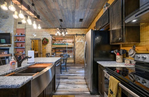 Broken Bow Apartamento | The Adirondack Hottub Shuffleboard Fireplace Foosball Table Arcade