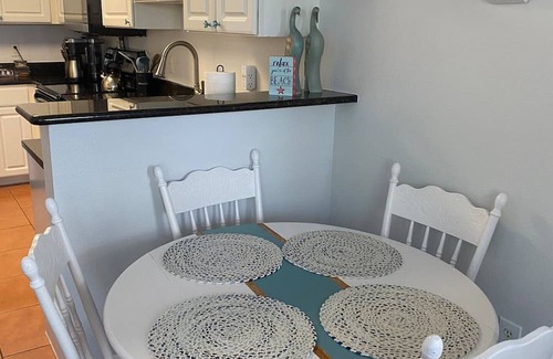 Madeira Beach Apartamento | Beachy Keen-steps to the Beach
