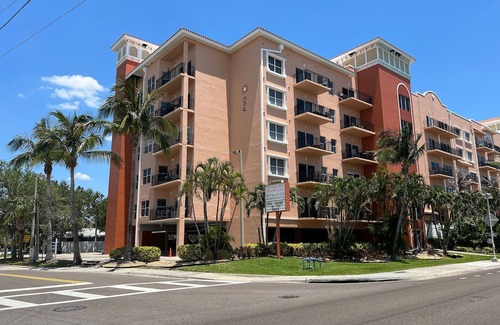 Madeira Beach Apartamento | Beachy Keen-steps to the Beach