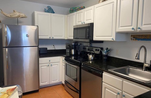 Madeira Beach Apartamento | Beachy Keen-steps to the Beach