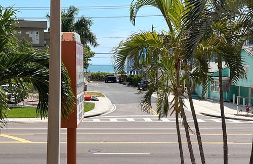 Madeira Beach Apartamento | Beachy Keen-steps to the Beach