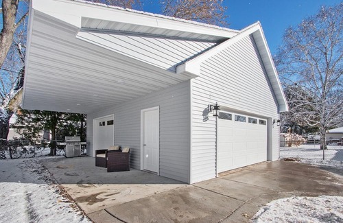 Green Bay Casa | House w Finished Garage Walk to Lambeau Bars Resch