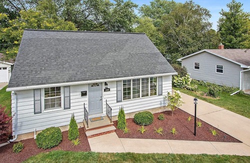 Green Bay Casa | House w Finished Garage Walk to Lambeau Bars Resch
