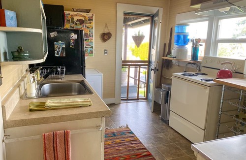 York Apartamento | Upstairs at Thevictorian - Lush Walkable and Dog-friendly Retreat - Steps From Downtown Bellingham