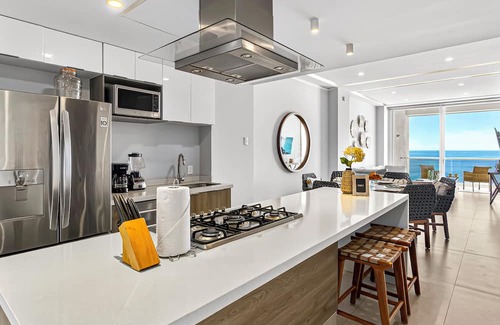 Las Glorias Apartamento | Beachfront 2BR - Pools & Balcony Views