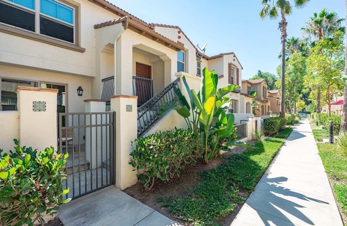 Irvine Industrial Complex-East Apartamento | Private Entry Suite w Patio Bath Kitchenette