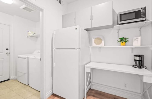 Irvine Industrial Complex-East Apartamento | Private Entry Suite w Patio Bath Kitchenette