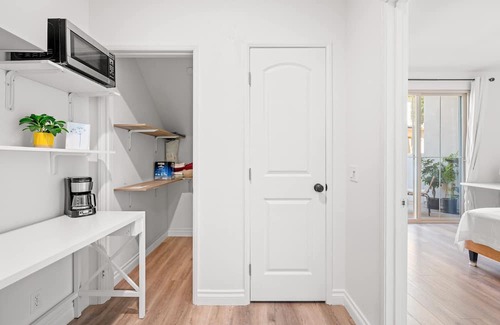 Irvine Industrial Complex-East Apartamento | Private Entry Suite w Patio Bath Kitchenette