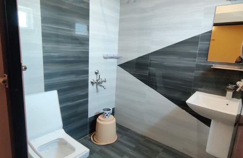 West Mere Hotel | Rose garden enclave for families