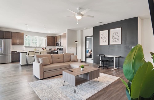 North Raleigh Apartamento | Luxe King 3BR Suite in North Raleigh