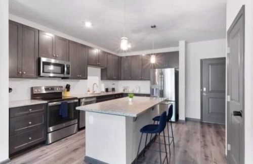 North Raleigh Apartamento | Luxe King 2BR Suite in North Raleigh