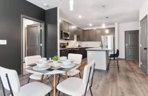 North Raleigh Apartamento | Luxe King 2BR Suite in North Raleigh
