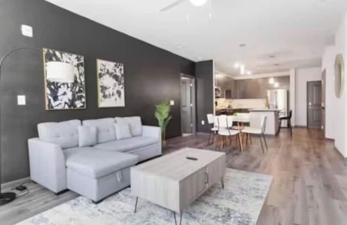 North Raleigh Apartamento | Luxe King 2BR Suite in North Raleigh