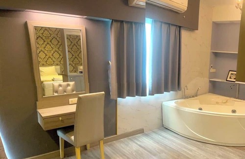 Bang Sao Thong Hotel | Napheera Royal Tel