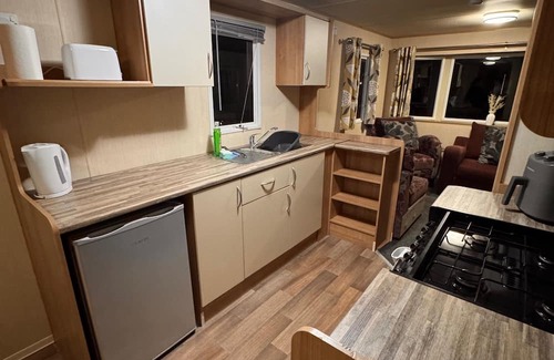 Towyn Chalet De Esquí | 2 Bed Caravan - Sleeps 6 - Pet Friendly, Parking
