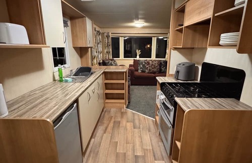 Towyn Chalet De Esquí | 2 Bed Caravan - Sleeps 6 - Pet Friendly, Parking