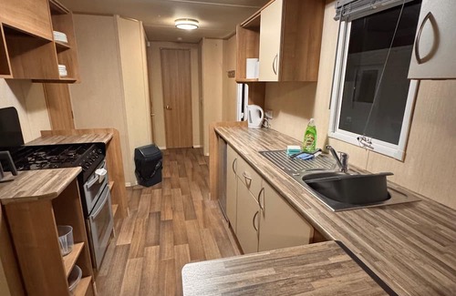 Towyn Chalet De Esquí | 2 Bed Caravan - Sleeps 6 - Pet Friendly, Parking