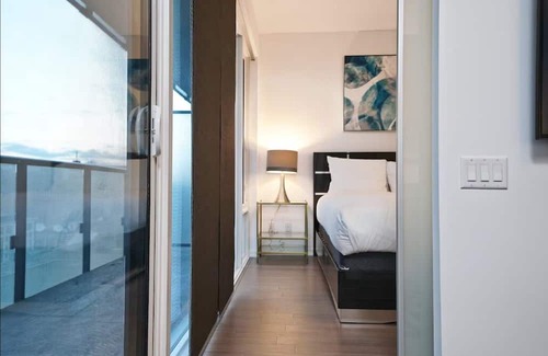 North York Apartamento | RivetStays - The Westmount Suites