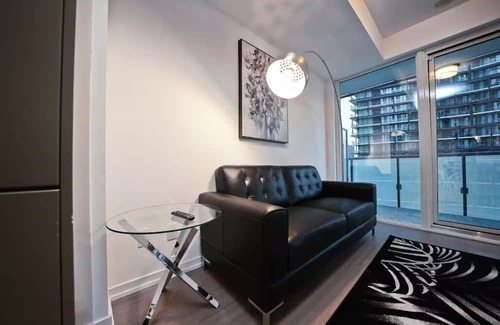 North York Apartamento | RivetStays - The Westmount Suites