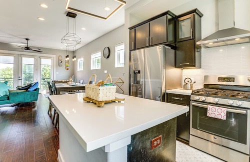 Northside Cabaña | 2 Mi to Dtwn: Modern Houston Home w/Private Patio