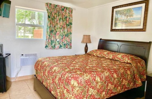 East Naples Hotel | Glades Motel