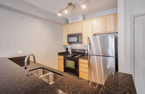 Central Business District Apartamento | TWO CozySuites at the Banks 17