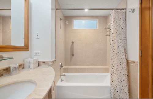 Puerta de Tierra Apartamento | Waterside Historic District Sweeping Views