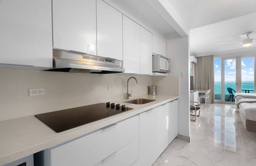 Puerta de Tierra Apartamento | Waterside Historic District Sweeping Views